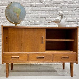 APARTMENT Sized Mid Century MODERN Teak Mini CREDENZA / Sideboard / Media Stand image 3