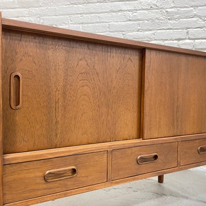 APARTMENT Sized Mid Century MODERN Teak Mini CREDENZA / Sideboard / Media Stand Bild 8