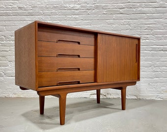 Apartment Sized Mid Century Modern styled  CREDENZA / Media Stand / Sideboard