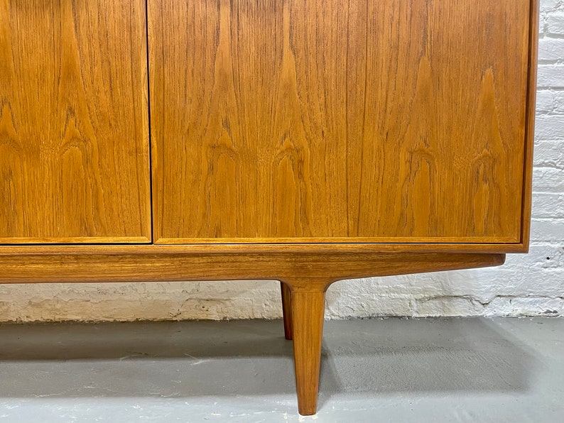 FUNKY Sculptural Mid Century MODERN styled CREDENZA / Media Stand / Sideboard image 7