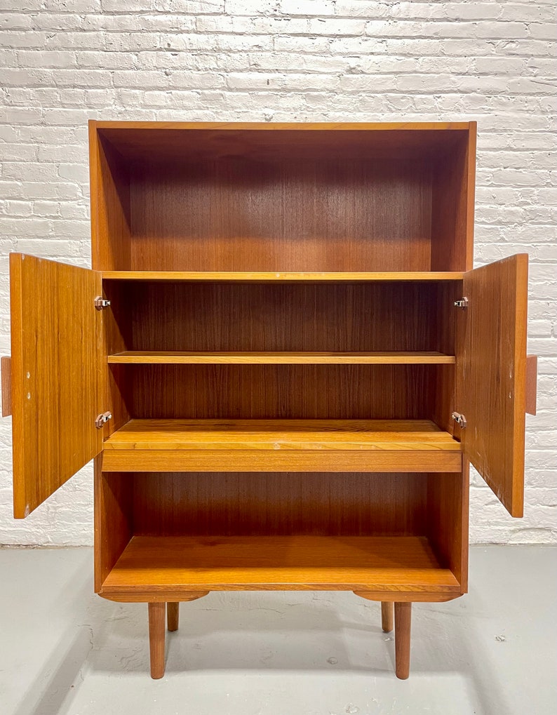 DANISH Mid Century Modern TEAK BOOKCASE / Vinyl Storage, c. 1960s image 4