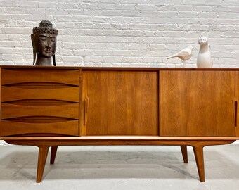 Handsome Mid Century MODERN styled SIDEBOARD / CREDENZA media stand