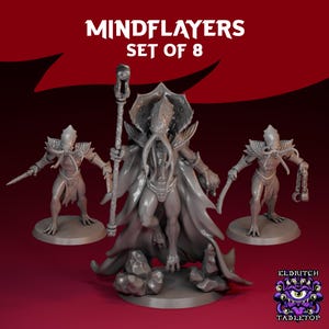 Puede incluir: Un conjunto de ocho miniaturas de Mindflayer para juegos de mesa. Las figuras son grises y presentan diseños detallados, incluyendo tentáculos, armaduras y armas. La figura central sostiene un bastón. El texto "MINDFLAYERS SET OF 8" se muestra en la parte superior.