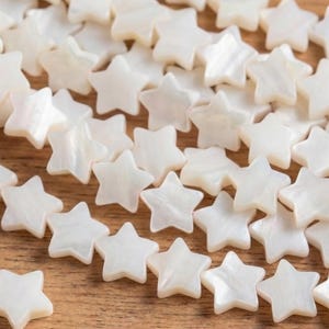 Puede incluir: Un letrero de madera rústico con el texto "Welcome to our home" en un estilo manuscrito. El letrero presenta un acabado envejecido y un diseño simple y acogedor, ideal para un porche o entrada.