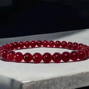 Pulsera de jade rojo / Cristal de pasión y protección / Joyería de sanación energética / Pulsera del chakra raíz / Regalo de pulsera elástica de piedra preciosa roja