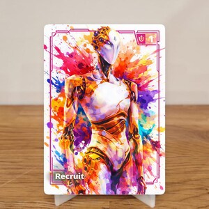 Può includere: Carta collezionabile raffigurante un robot umanoide futuristico con armatura dorata e bianca, su uno sfondo di vivaci spruzzi di vernice colorata. La carta ha la parola "Recruit" in basso.