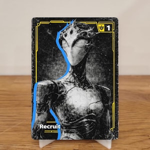Könnte beinhalten: Fantasy-Art-Karte mit einer humanoiden Alien-Figur mit weißem Gesicht und strukturiertem Körper. Die Karte hat einen schwarzen Hintergrund mit gelben und blauen Akzenten. Das Wort "Recruit" steht unten.