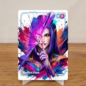Puede incluir: Una tarjeta de arte de fantasía con una mujer de pelo largo púrpura, un dedo en los labios y la palabra "Reflection". La obra de arte utiliza colores vibrantes, incluyendo púrpura, azul, naranja y oro. La tarjeta se muestra en un soporte blanco.