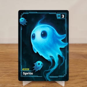 Può includere: Una carta fantasy con uno Sprite blu brillante con grandi occhi e volute vaporose. La carta ha uno sfondo scuro con un bordo blu e il numero "3" in alto a destra. Sono visibili anche le parole "TEMPORARY" e "Sprite".