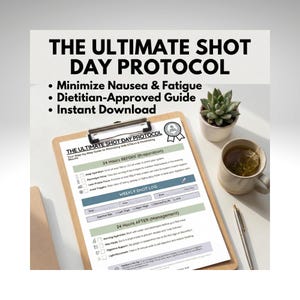 Pode incluir: Um porta-papéis com um guia impresso intitulado "THE ULTIMATE SHOT DAY PROTOCOL" é exibido. O guia inclui seções sobre como minimizar náuseas e fadiga e um registro semanal. Uma xícara de chá, uma planta suculenta e uma caneta também são visíveis.