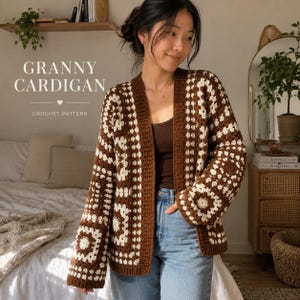 Könnte beinhalten: Eine langärmelige Häkelstrickjacke mit einem braun-cremefarbenen Granny-Square-Muster und einem einfarbigen, gerippten braunen Rand. Der Text GRANNY CARDIGAN CROCHET PATTERN ist links im Bild zu sehen, zusammen mit einem kleinen Herzsymbol.