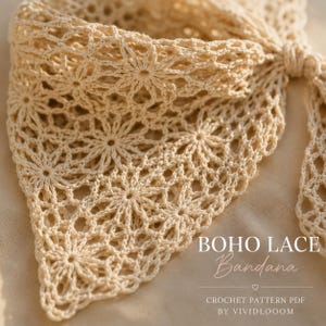 Könnte beinhalten: Ein cremefarbenes Häkel-Bandana mit einem sich wiederholenden sternförmigen Spitzenmuster. Der Text auf dem Bild lautet BOHO LACE Bandana CROCHET PATTERN PDF BY VIVIDLOOOM. Der Stoff hat ein durchbrochenes Design mit geknoteten Enden zum Binden.