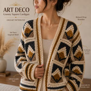 Può includere: Un cardigan all'uncinetto con un motivo ispirato all'Art Déco e quadrati granny nei colori crema, grigio scuro e giallo senape. Il capo presenta spalle scese, maniche lunghe e una consistenza lavorata a mano con filato morbido.