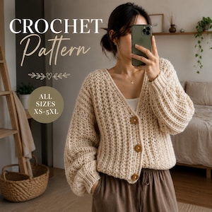 Op de afbeelding: Een crèmekleurig, gehaakt vest met lange mouwen, een V-hals, geribbelde boorden en drie bruine knopen. De tekst op de afbeelding luidt: CROCHET Pattern, ALL SIZES XS-5XL. Het kledingstuk heeft een getextureerd, grof gebreid uiterlijk.