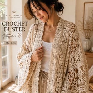 Pode incluir: Um duster de crochê bege com design de frente aberta, padrões intrincados tipo renda e bordas festonadas. O texto na imagem diz VIVDLOOOM CROCHET PATTERNS, CROCHET DUSTER Pattern e XS - 5XL, indicando um padrão para vários tamanhos.