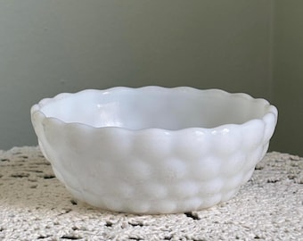 Stara miska z mlecznego szkła z gwoździami