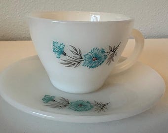 Zestaw filiżanek i spodków Fire King Blue Carnation – Vintage Anchor Hocking Opal Glass