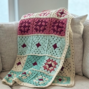 Handgemachte Oma Square Häkeldecke in Soft Teal, Rose und Cream