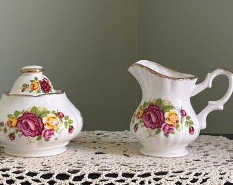 Set zuccheriera e lattiera Vintage Cottage Rose in porcellana Bone China, con rose rosa e gialle e finiture dorate.