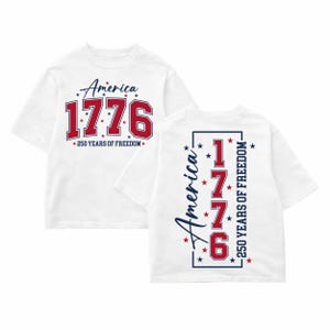 Pode incluir: T-shirts brancas com o texto "America 1776 250 Years of Freedom" em vermelho e azul. A frente da camisa tem o texto em uma fonte grande, e as costas têm o texto verticalmente.