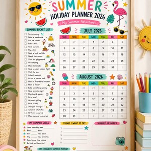 Puede incluir: Un póster enmarcado Summer Holiday Planner 2026 con una lista de actividades, calendarios de julio y agosto, seguimiento de objetivos y secciones de recuerdos. El diseño incluye ilustraciones coloridas de sol, flamenco, sandía y cámara.