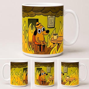 Puede incluir: Una taza de cerámica blanca con una colorida ilustración gráfica de un perro de dibujos animados con sombrero, sentado en una silla en una habitación llena de llamas naranjas y amarillas, con una pequeña mesa y una taza sobre un fondo amarillo.