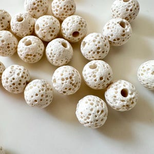 Cuentas de lava texturizada color crudo de 8 mm redondas - Lote de 27 piezas / Materiales para la elaboración de joyas de aromaterapia