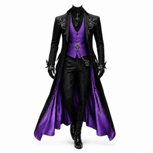 Pode incluir: Um casaco comprido preto com bordados intrincados nos ombros, combinado com um colete roxo vibrante, uma camisa preta e cal&ccedil;as pretas. O casaco apresenta um forro roxo e uma corrente de rel&oacute;gio de bolso prateada pende do colete.
