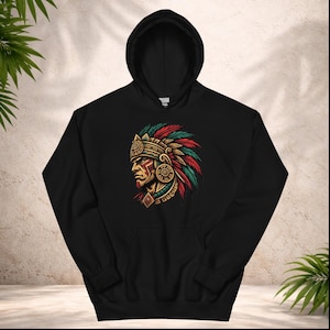 Puede incluir: Sudadera con capucha negra con una ilustración detallada de un jefe nativo americano de perfil. La obra de arte presenta un tocado con plumas rojas, verdes y doradas. La cara del jefe tiene intrincadas marcas tribales.