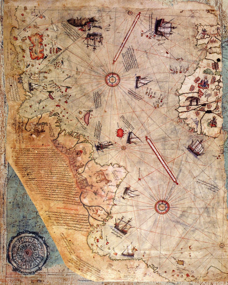 Puede incluir: Un mapa antiguo en pergamino con ilustraciones detalladas de barcos de vela, masas terrestres y animales. La superficie tiene un tono beige envejecido, marcado por líneas rojas de rosa de los vientos, cuadrículas y escritura a mano.