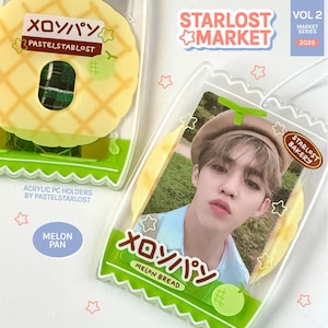 Könnte beinhalten: Transparente Acryl-PC-Halter mit einem Melon-Brot-Design und einem Foto einer Person. Die Halter haben ein grün-gelbes Farbschema mit japanischem Text und den Wörtern "MELON PAN" und "MELON BREAD". Teil der "STARLOST MARKET"-Serie.