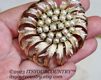 Faux Pearl Brooch Vintage Gold Tone Metal Flower Lapel Pin Elegant Fashion Accessory itsyourcountry