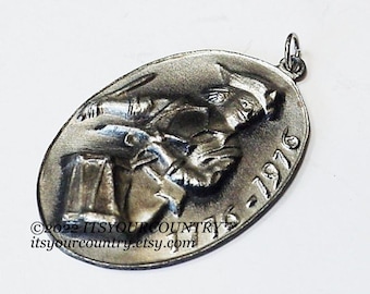 Vintage Pewter Pendant Bicentennial Drummer Boy 1776-1976 Oval Metal Americana Patriotic Jewelry Christmas Ornament itsyourcountry etsy