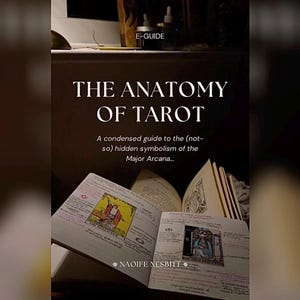 Könnte beinhalten: Ein offenes Buch mit dem Titel "THE ANATOMY OF TAROT" zeigt Tarotkarten-Illustrationen. Der Text lautet "A condensed guide to the (not-so) hidden symbolism of the Major Arcana...". Der Name des Autors, NAOIFE NESBITT, ist ebenfalls sichtbar.