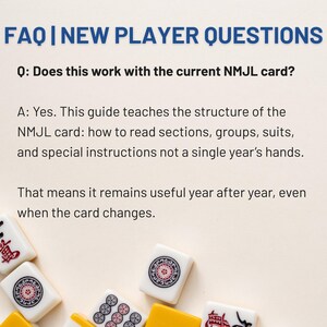 Pode incluir: Imagem de um guia com o texto "FAQ | NEW PLAYER QUESTIONS" e uma pergunta sobre o cart&atilde;o NMJL. O guia ensina a estrutura do cart&atilde;o NMJL. Pe&ccedil;as de Mahjong espalhadas na parte inferior.