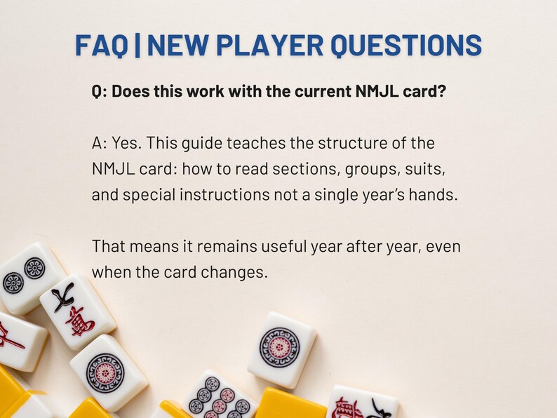 Pode incluir: Imagem de um guia com o texto "FAQ | NEW PLAYER QUESTIONS" e uma pergunta sobre o cart&atilde;o NMJL. O guia ensina a estrutura do cart&atilde;o NMJL. Pe&ccedil;as de Mahjong espalhadas na parte inferior.