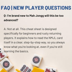 Pode incluir: Imagem de uma folha de dicas para Mah Jongg, intitulada "FAQ | NEW PLAYER QUESTIONS". O texto &eacute; direcionado a iniciantes, explicando como ler o cart&atilde;o NMJL. As pe&ccedil;as de Mah Jongg est&atilde;o espalhadas ao redor do texto.
