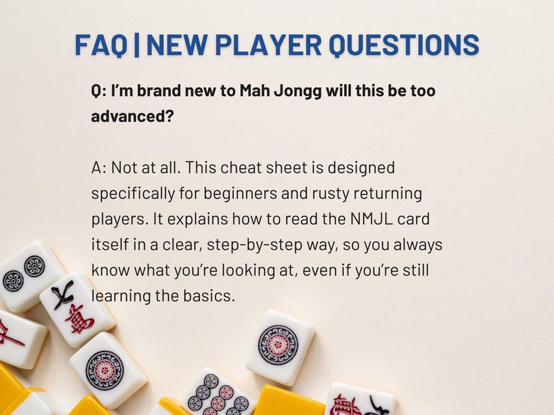 Pode incluir: Imagem de uma folha de dicas para Mah Jongg, intitulada "FAQ | NEW PLAYER QUESTIONS". O texto &eacute; direcionado a iniciantes, explicando como ler o cart&atilde;o NMJL. As pe&ccedil;as de Mah Jongg est&atilde;o espalhadas ao redor do texto.