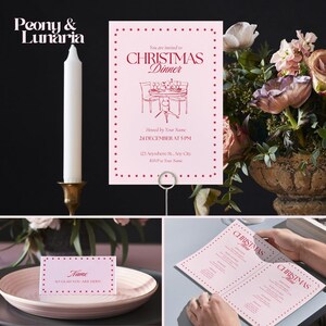 Könnte beinhalten: Eine rosa Weihnachtsdinner-Einladung mit rotem Text und Sternakzenten. Die Einladung enthält den Text "Weihnachtsessen", Datum, Uhrzeit und RSVP-Informationen. Eine weiße Kerze in einem goldenen Halter und ein Blumenarrangement sind ebenfalls sichtbar.