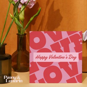 Könnte beinhalten: Rustikales Holzschild mit dem Text "Welcome to our home" in weißer Schrift. Das Schild hat eine Used-Optik und ein schlichtes, einladendes Design, ideal für die Dekoration der Haustür.