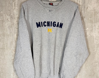 Sudadera vintage Nike Team Michigan Wolverines con logo central, talla L, color gris desgastado.