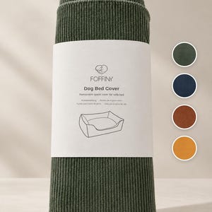 Pode incluir: Uma capa de cama para cão em veludo cotelê verde-escuro, enrolada e presa com uma faixa de papel branca. A faixa apresenta o texto FOFFINY Dog Bed Cover e um desenho de linha de uma cama. Quatro amostras de cor circulares estão à direita.