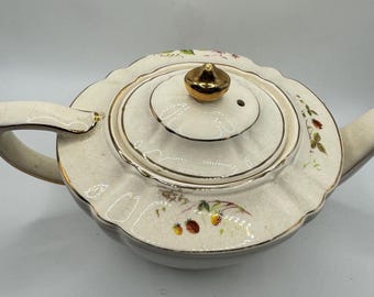 Tetera Sadler vintage, color marfil con diseño de frutas y flores, ribete dorado, fabricada en Inglaterra.