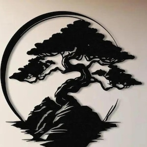 Op de afbeelding: Zwart metalen wandkunst met een silhouet van een bonsai boom in een cirkelvormige lijst. De boom heeft een gedraaide stam en vol blad, tegen een witte achtergrond. Geschikt voor interieurdecoratie.