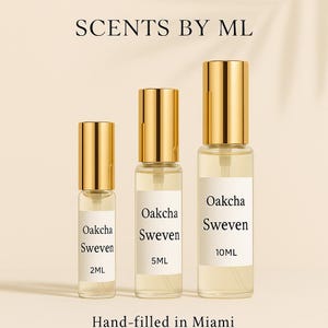 Puede incluir: Tres frascos de perfume de vidrio con tapas doradas y etiquetas blancas. Las etiquetas indican "Oakcha Sweven" y los tamaños 2 ml, 5 ml y 10 ml. El texto "SCENTS BY ML" está en la parte superior.
