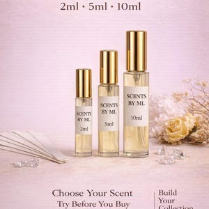 Pu&ograve; includere: Tre flaconi di campioni di profumo di diverse dimensioni, etichettati 2 ml, 5 ml e 10 ml, con tappi dorati. I flaconi sono disposti in fila, con il flacone pi&ugrave; grande a destra. Il testo "Perfume Samples" &egrave; in alto.