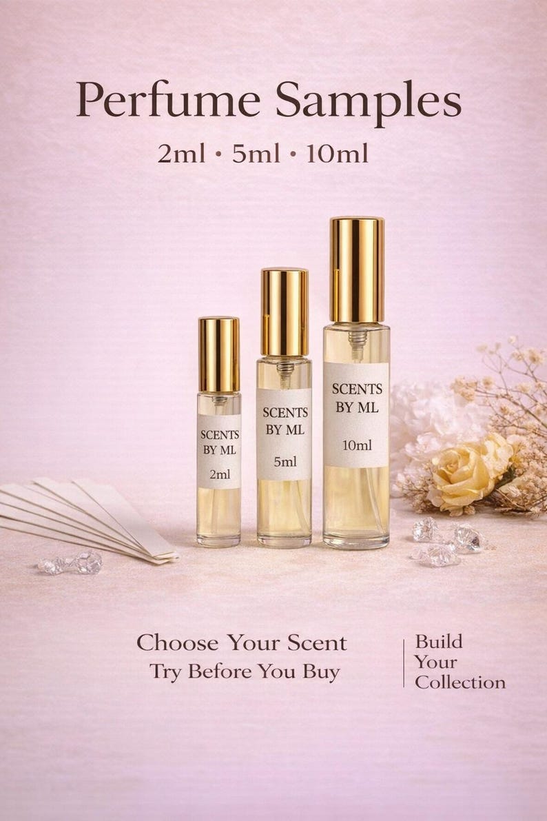 Pu&ograve; includere: Tre flaconi di campioni di profumo di diverse dimensioni, etichettati 2 ml, 5 ml e 10 ml, con tappi dorati. I flaconi sono disposti in fila, con il flacone pi&ugrave; grande a destra. Il testo "Perfume Samples" &egrave; in alto.