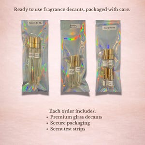 Pu&ograve; includere: Immagine di decant di fragranze in bottiglie di vetro trasparente con tappi dorati, confezionati in buste iridescenti. Il testo "WHAT YOU GET" e "Ready to use fragrance decants, packaged with care" sono in alto. L'immagine include anche il testo "SCENTS BY ML", "BANANA REPUBLIC" e "SNACK HOUSE".