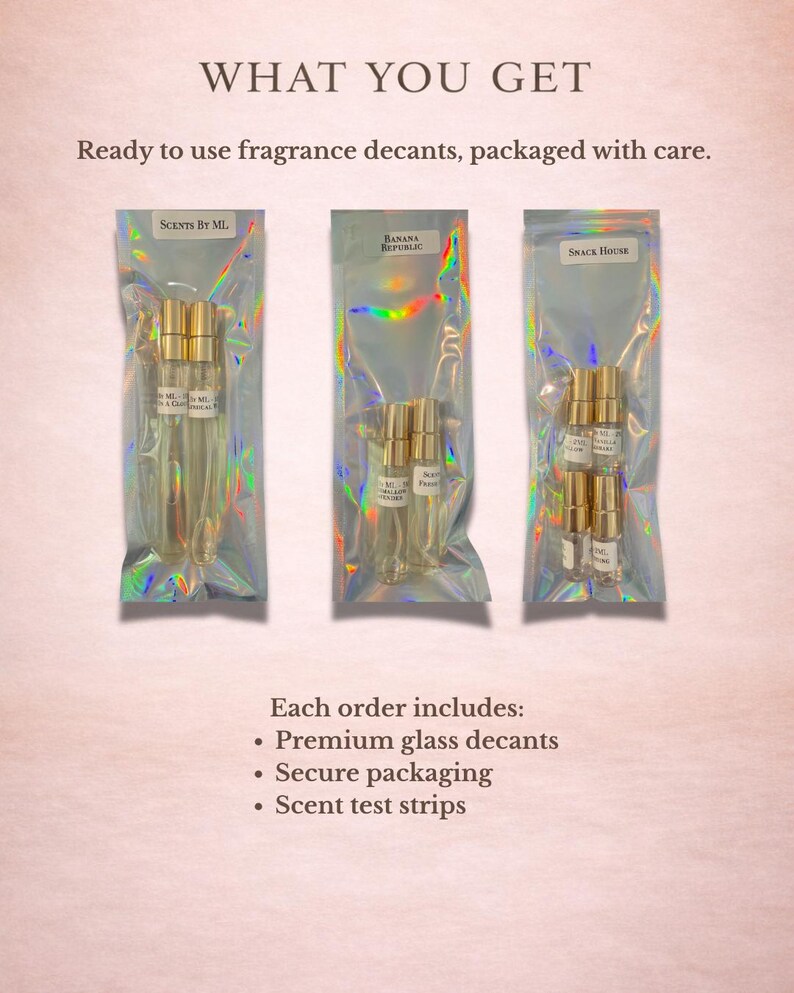 Pu&ograve; includere: Immagine di decant di fragranze in bottiglie di vetro trasparente con tappi dorati, confezionati in buste iridescenti. Il testo "WHAT YOU GET" e "Ready to use fragrance decants, packaged with care" sono in alto. L'immagine include anche il testo "SCENTS BY ML", "BANANA REPUBLIC" e "SNACK HOUSE".