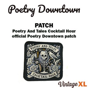 Könnte beinhalten: Schwarzer quadratischer Aufnäher mit den Worten "Poetry Downtown" und "Poetry And Tales Cocktail Hour" in weißer Schrift. Der Aufnäher zeigt einen Totenkopf in einem Cocktailglas, einen Vogel und florale Designs.